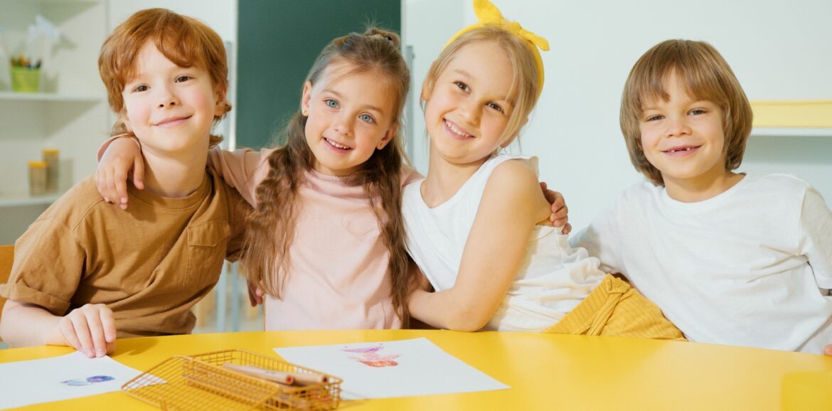 Enfants souriants et complices, illustrant la confiance en soi retrouvée